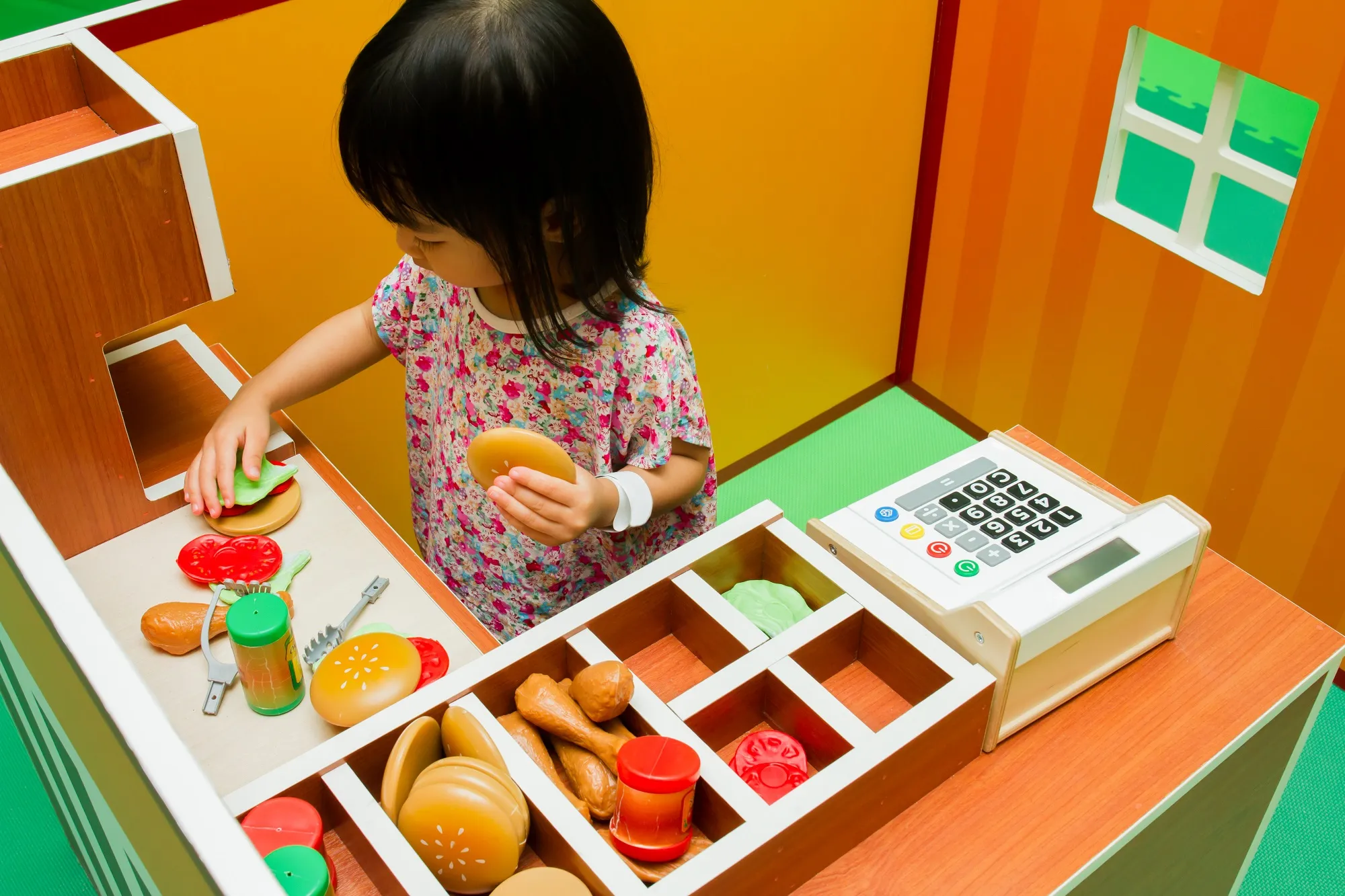 Intégration de l’évaluation de l’émergence de l’écrit au jeu symbolique en milieu préscolaire