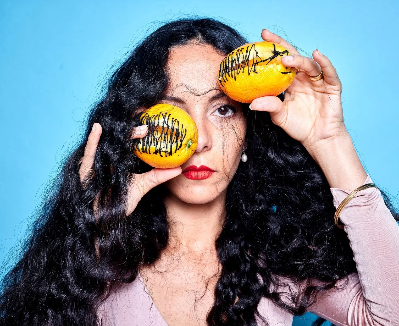 « Quand je publie mes livres, j'aime qu'ils soient regardés également avec la même attention que celle qu'on accorderait à une peinture ou une photo ». Entretien avec la poétesse et photographe Rim Battal